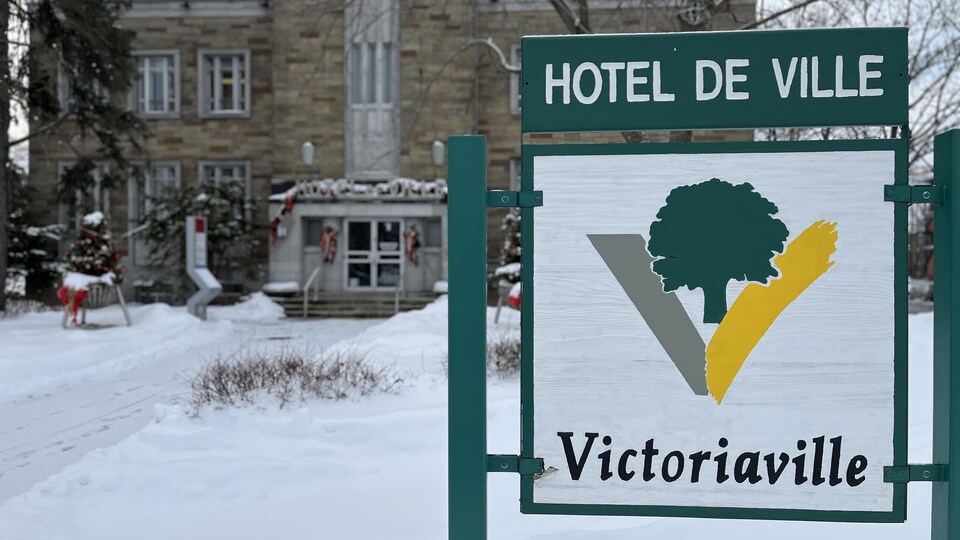 La pancarte de la Ville de Victoriaville devant l'hôtel de ville en hiver avec de la neige.