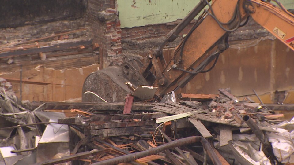 The crane destroyed a building whose ruins were on the ground in Vancouver, in April 2022.