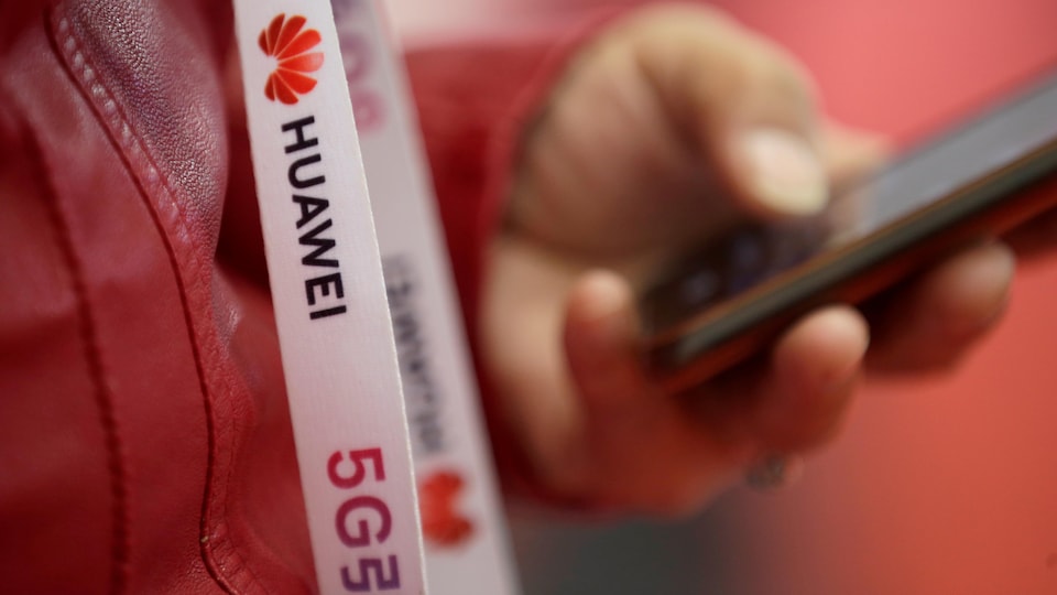 Un ruban porte les mentions « Huawei » et « 5G ».
