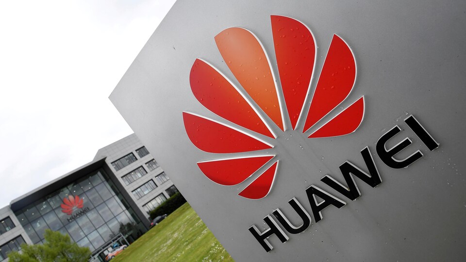 Le logo de Huawei devant ses bureaux britanniques.