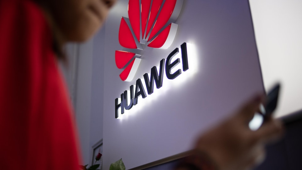 Un logo Huawei affiché dans un magasin de détail à Beijing, en Chine.