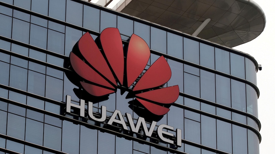 Le logo Huawei sur l’édifice  d'une usine à Dongguan, dans la province de Guangdong.