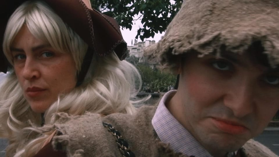 Portrait des deux artistes. Bonnie est déguisée en sorcière et Hubert en épouvantail.
