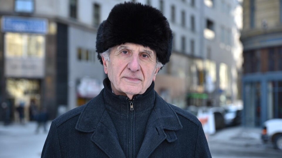 M. Sacy en tenue hivernale dans la rue. 