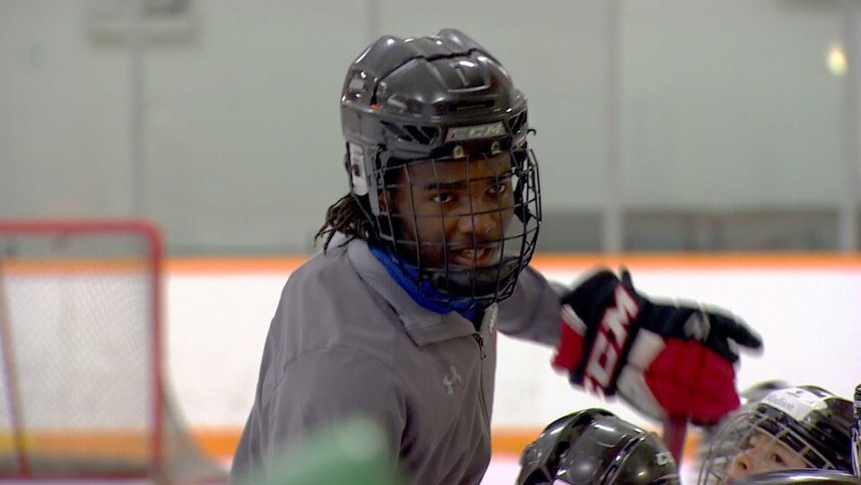 Le jeune joueur en action sur la glace.