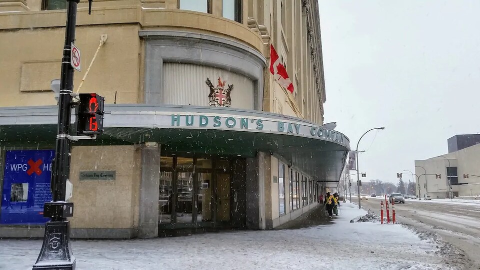 Façade du magasin Hudson's Bay Company en hiver.