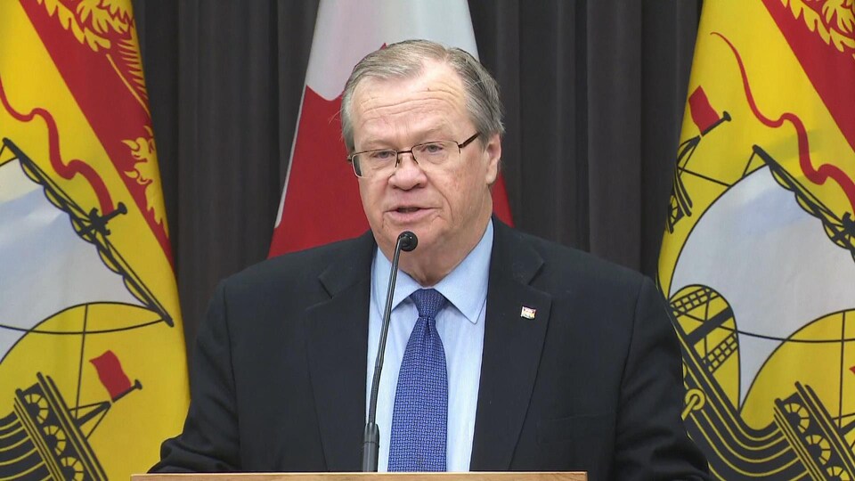 Hugh Flemming donne une conférence de presse.