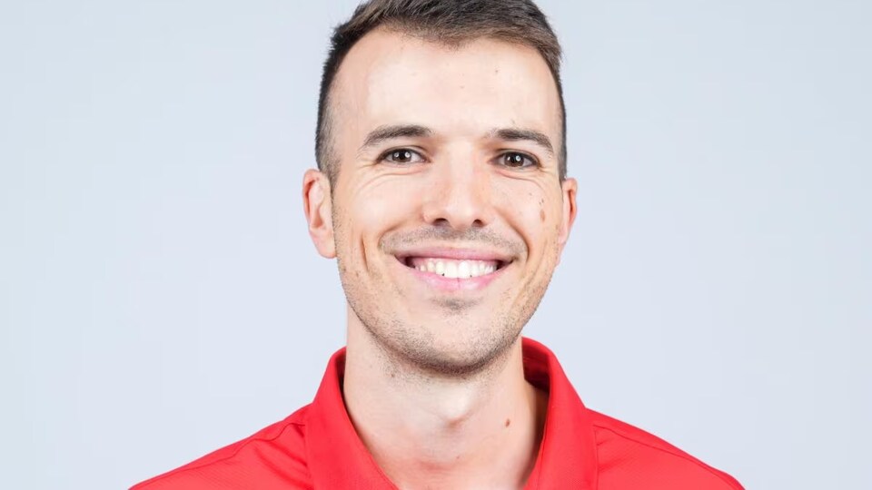 Portrait de Hugo Boisvert dans un chandail du Rouge et Or de l'Université Laval.
