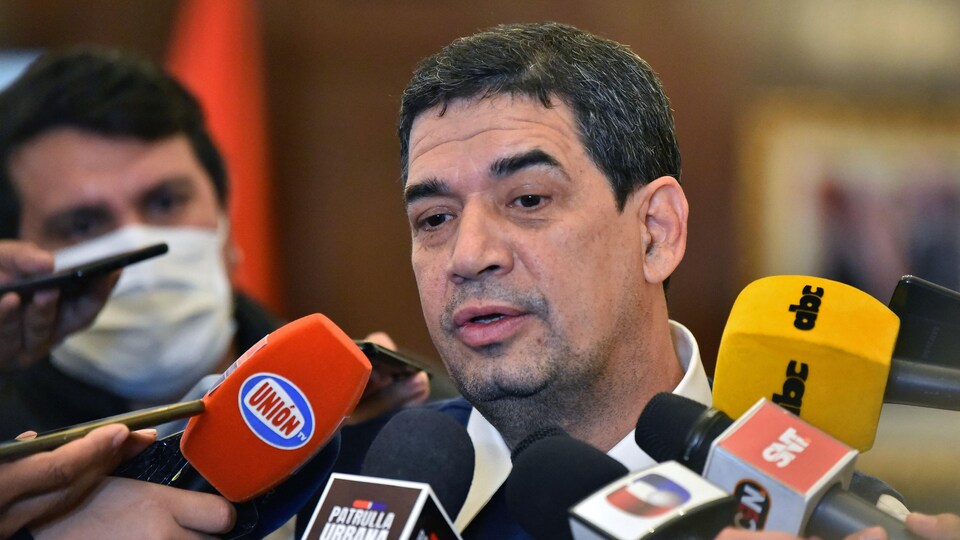 Le vice-président paraguayen Hugo Velazquez en conférence de presse ce jeudi.