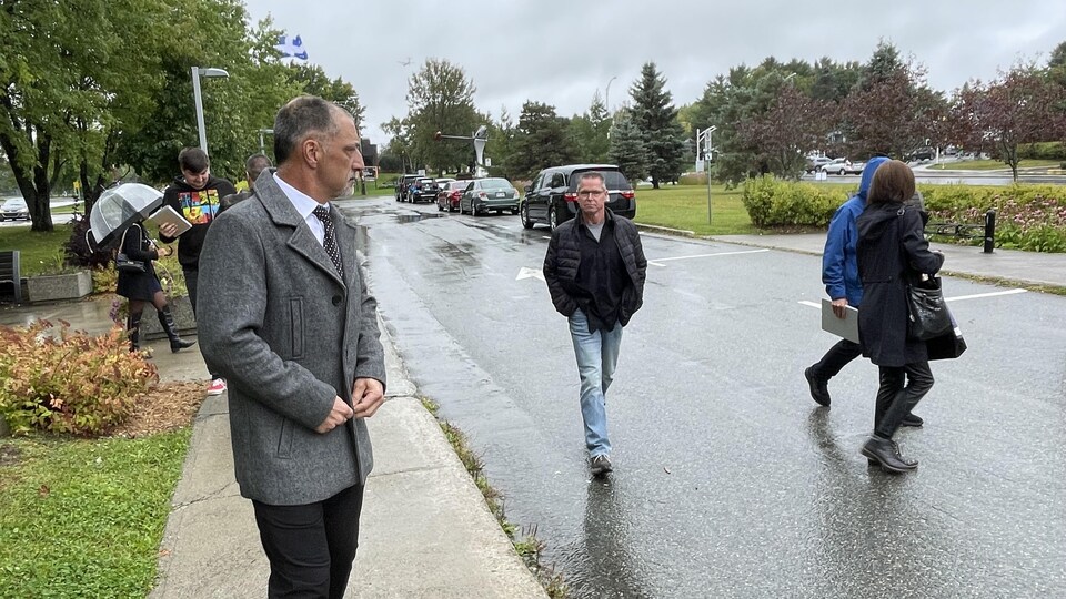 Hugues Duguay et Billy Taillefer marchent vers le palais de justice de Val-d'Or.