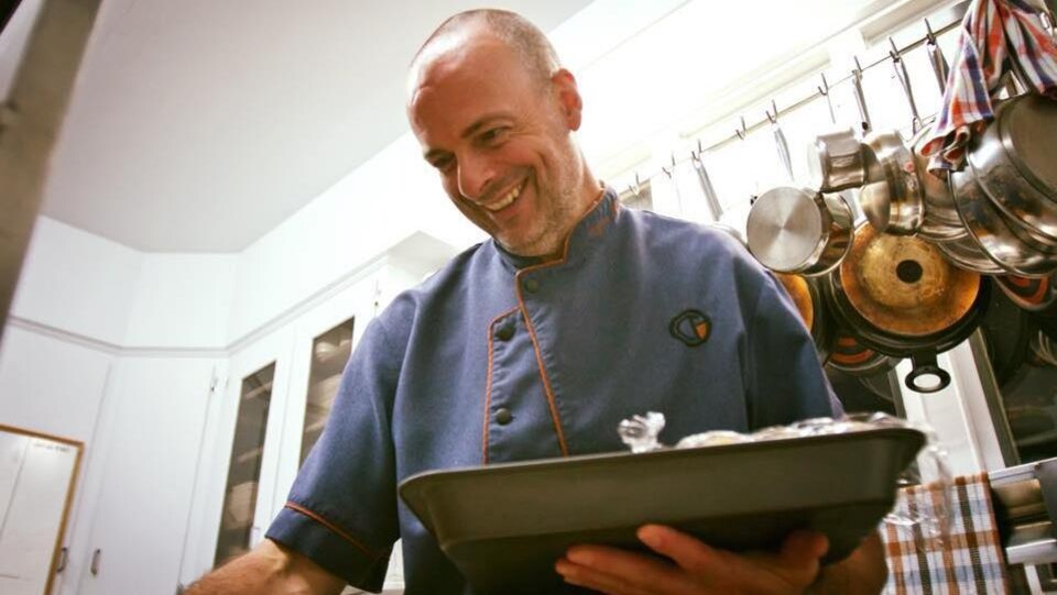 Hugues Massey dans sa cuisine.