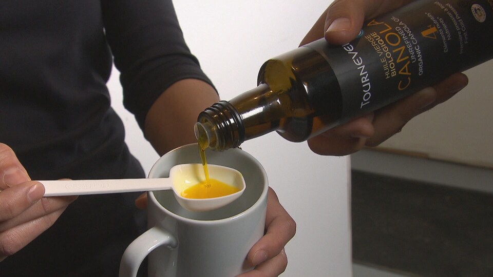 Le contenu d'une bouteille d'huile de Tournevent versée dans une cuillère.