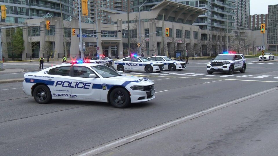 Des véhicules de police sur un boulevard