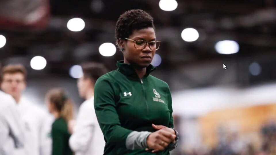 L’entraîneuse Mavis Dzaka sur une piste.
