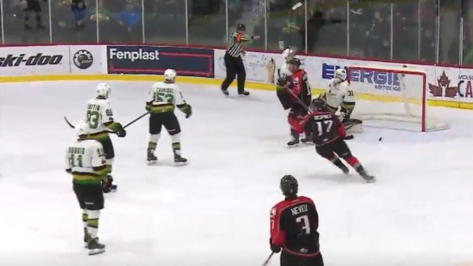 Huskies 4 buts, Foreurs 1 but