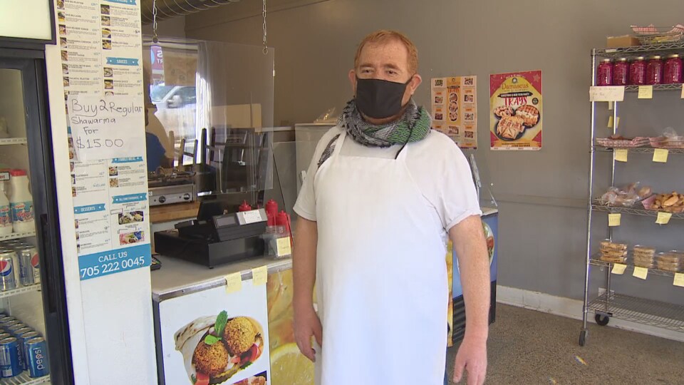 Un homme dans une épicerie.