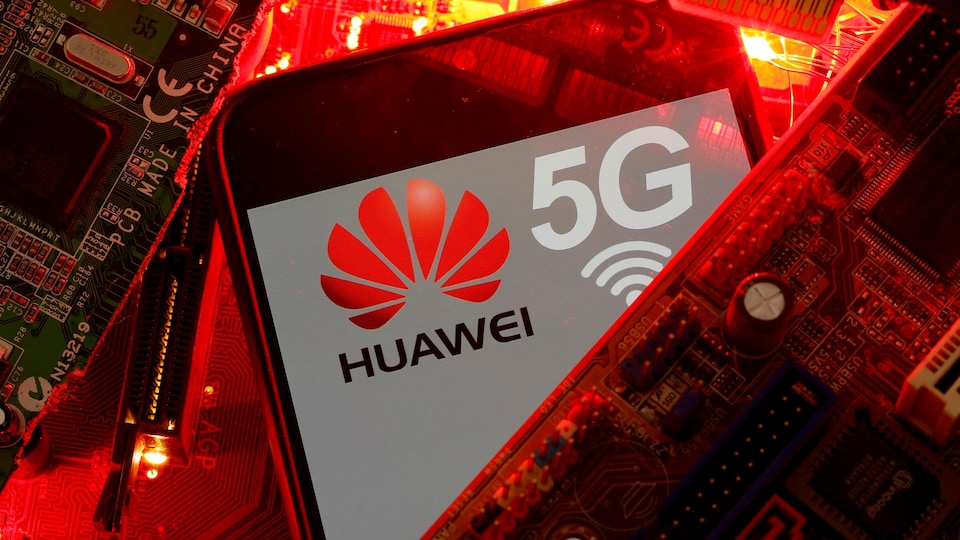 Un téléphone Huawei et un logo 5G