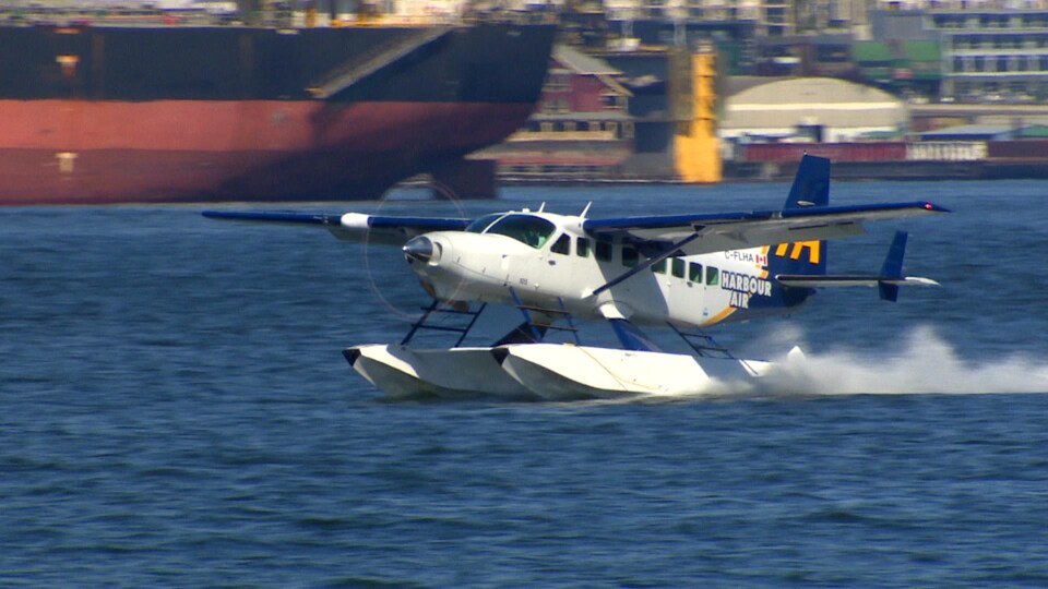 Un hydravion atterrit sur l'eau.
