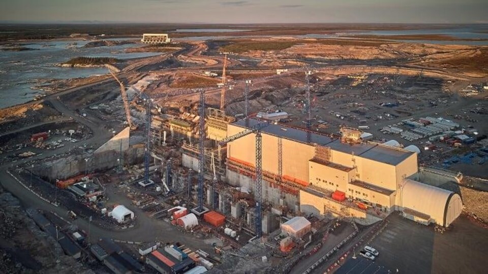 Un chantier de construction d'une centrale hydroélectrique.