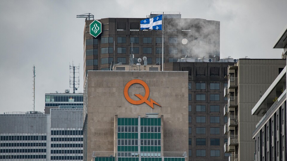 Immeuble avec le logo d'Hydro-Québec.