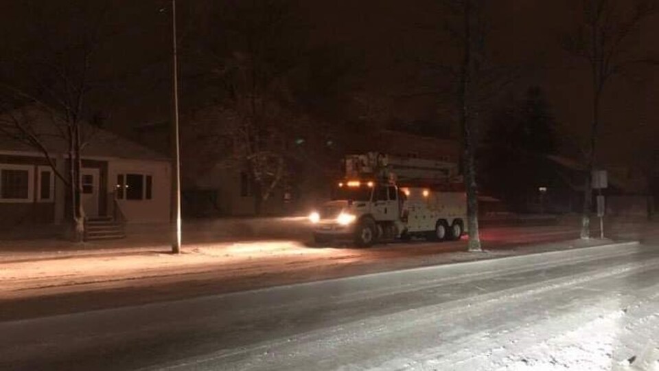 Un camion d'Hydro-Québec est stationné dans une rue sans électricité.