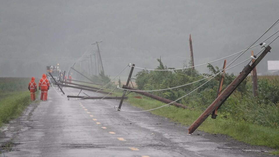 Des travailleurs d'Hydro-Québec sur le chemin Saint-Thomas à Rigaud