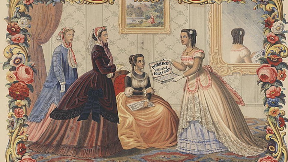 Des femmes en coquettes robes longues commentent les vertus d'un savon pour la toilette dans un salon du 19e siècle. Le dessin aux couleurs vives respire la fraîcheur. 