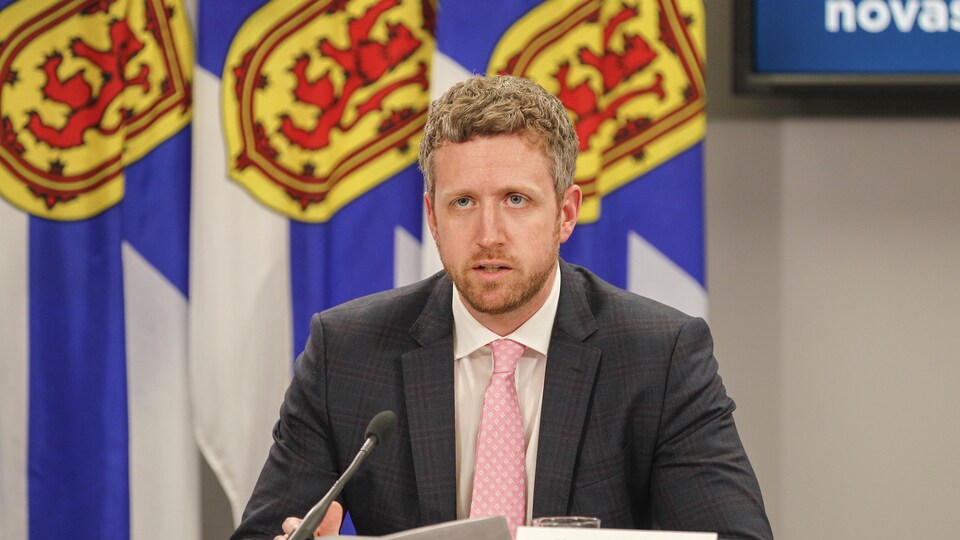 Le premier ministre de la Nouvelle-Écosse, Iain Rankin, donne un point de presse sur la COVID-19 le 27 avril 2021.