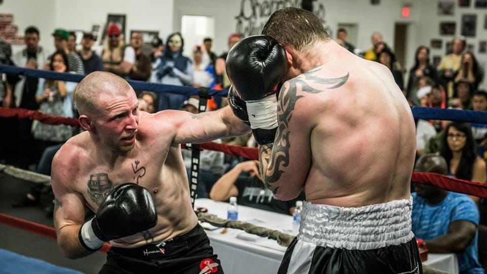 Ian Harrington dans un ring de boxe.