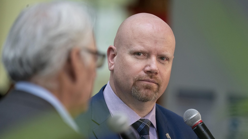 Gros plan de Ian Lafrenière et la tête de Ghislain Picard floue et en avant-plan.