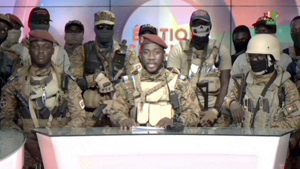 Ibrahima Traoré lit un discours entouré de militaires armés.
