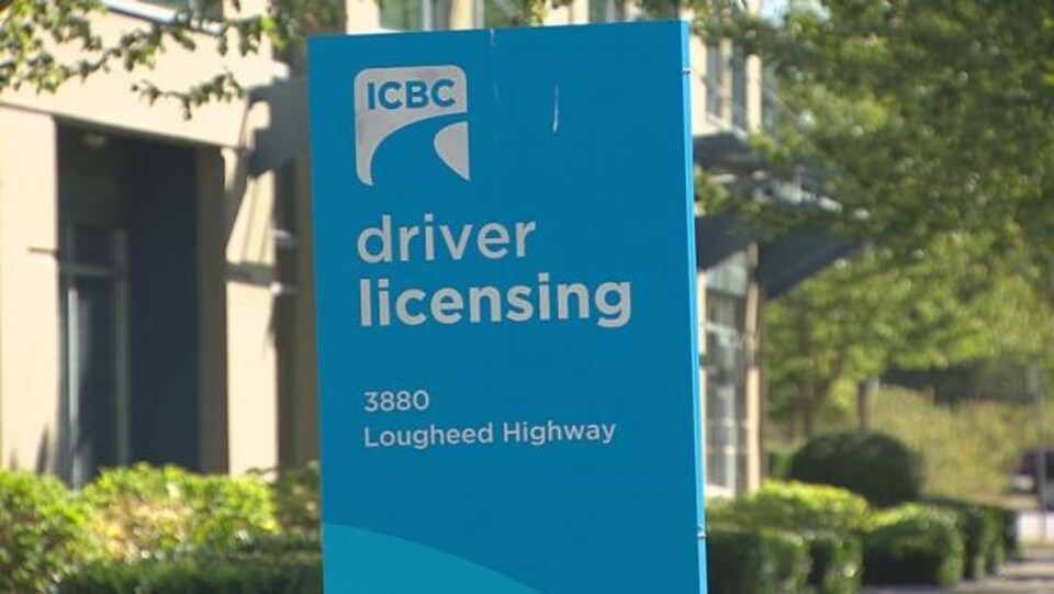 Panneau d'affichage à l'entrée d'un bureau d'ICBC à Burnaby, en Colombie-Britannique