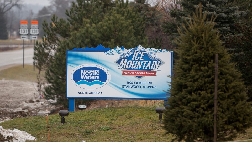 Une pancarte d'Ice Mountain, l'eau embouteillée par Nestlé.
