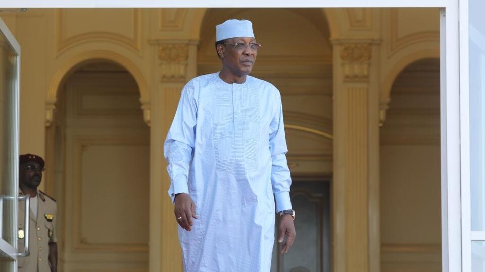 Le président du Tchad, en habit traditionnel, sort de son palais.