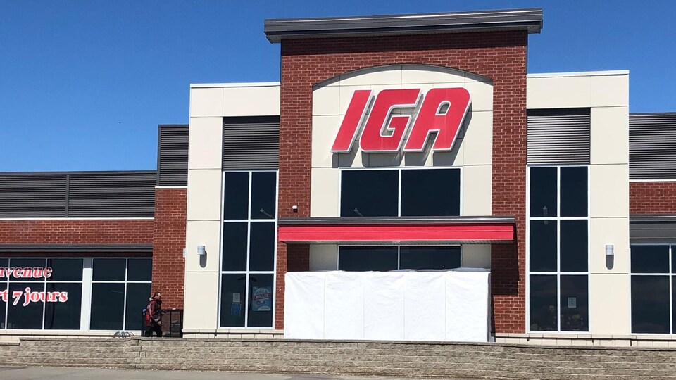 Le devant d'une épicerie IGA.