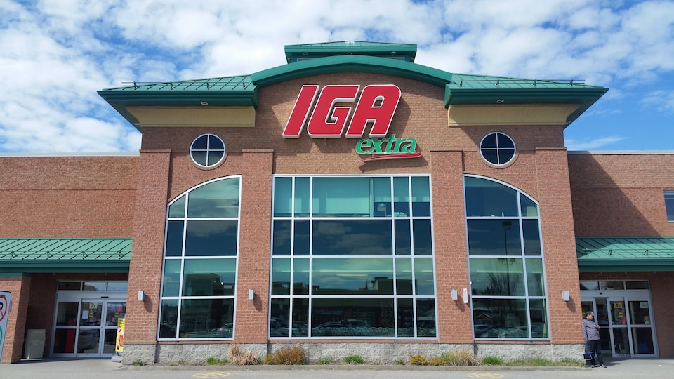 L'enseigne IGA Extra sur la façade d'un immeuble.