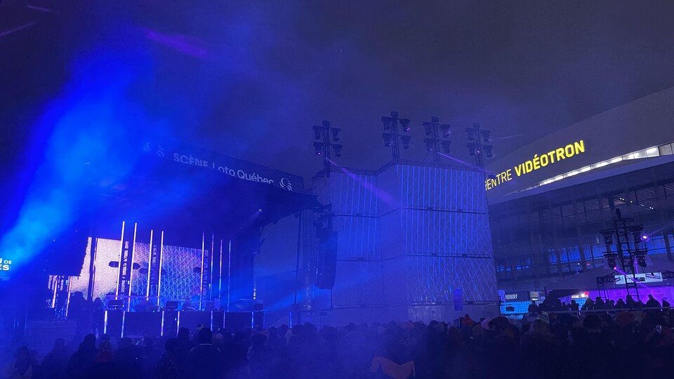 Une scène devant le Centre Vidéotron.