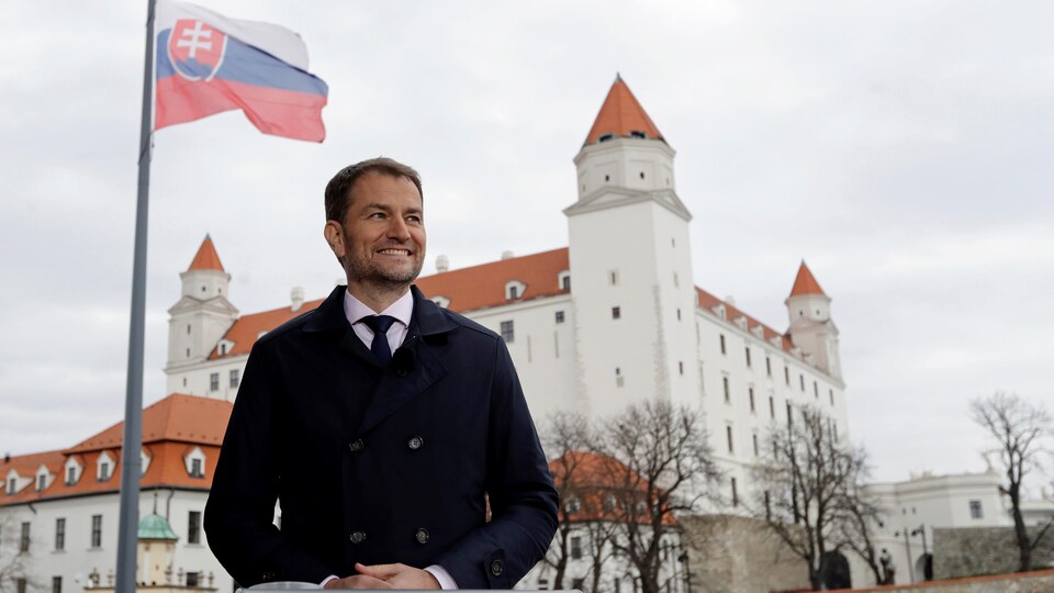 Igor Matovic devant le château de Bratislava.