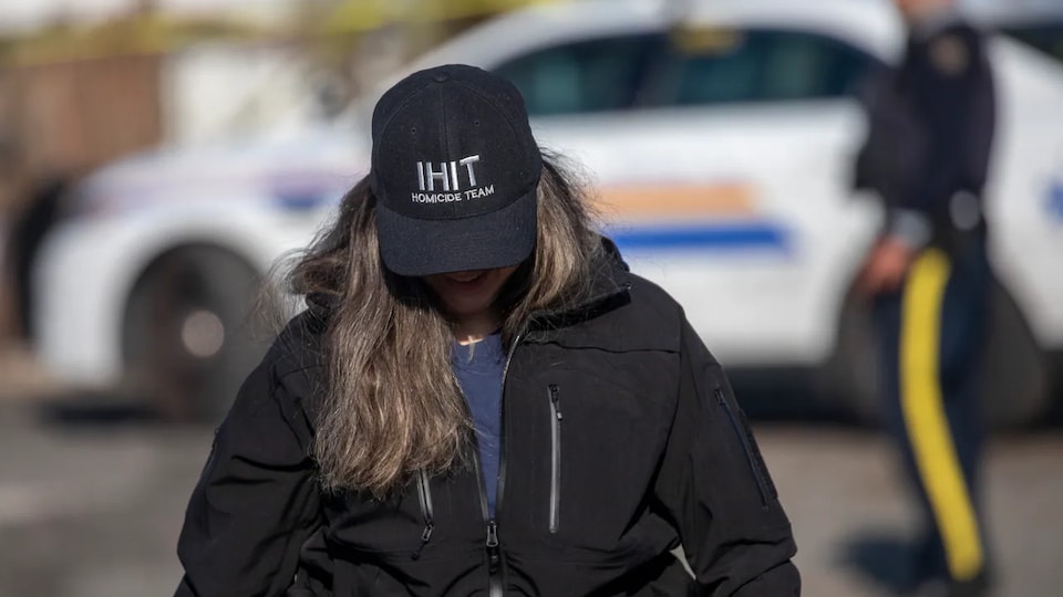 Une personne porte une casquette de l'IHIT, l'équipe d'enquête des homicides de la GRC.
