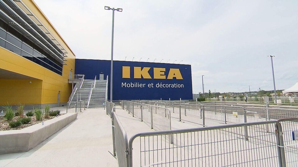 L'édifice Ikea la veille de son ouverture à Ste-Foy.