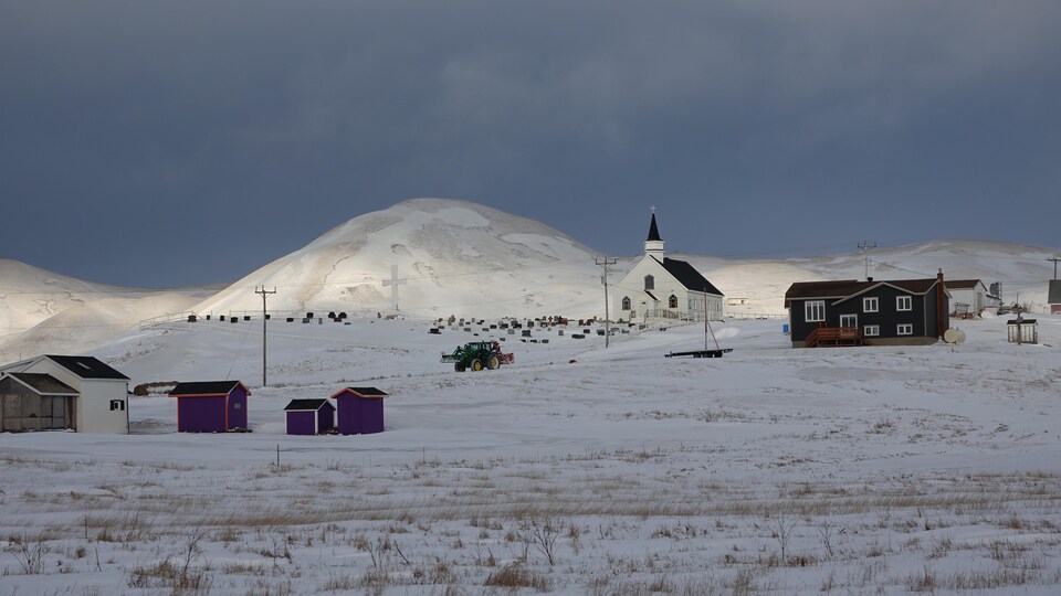 Le paysage de l'île d'Entrée sous la neige avec l'église.