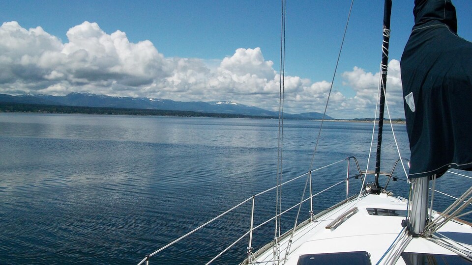 photo prise depuis un voilier avec vue sur l'ile Gabriola et l'Île de Vancouver