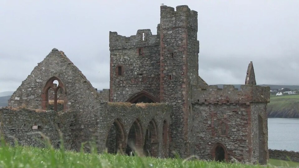 Les ruines d'un château sur l'île de Man.