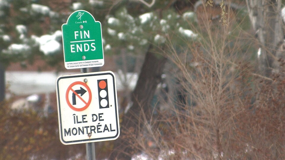 Affiche d'interdiction de tourner à droite au feu rouge