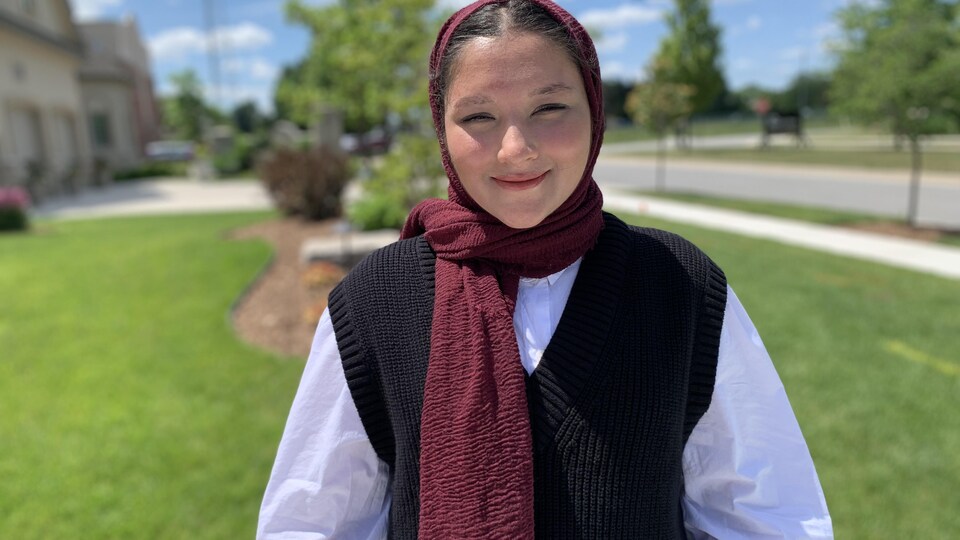 Portrait d'une jeune femme souriante