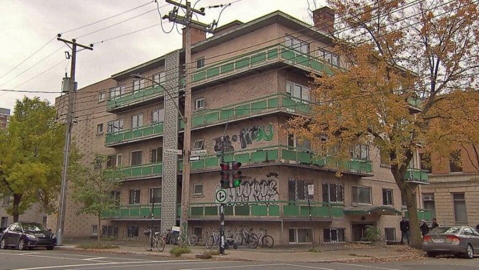 Vue de l'immeuble, à l'angle des rues Marie-Anne et De La Roche.