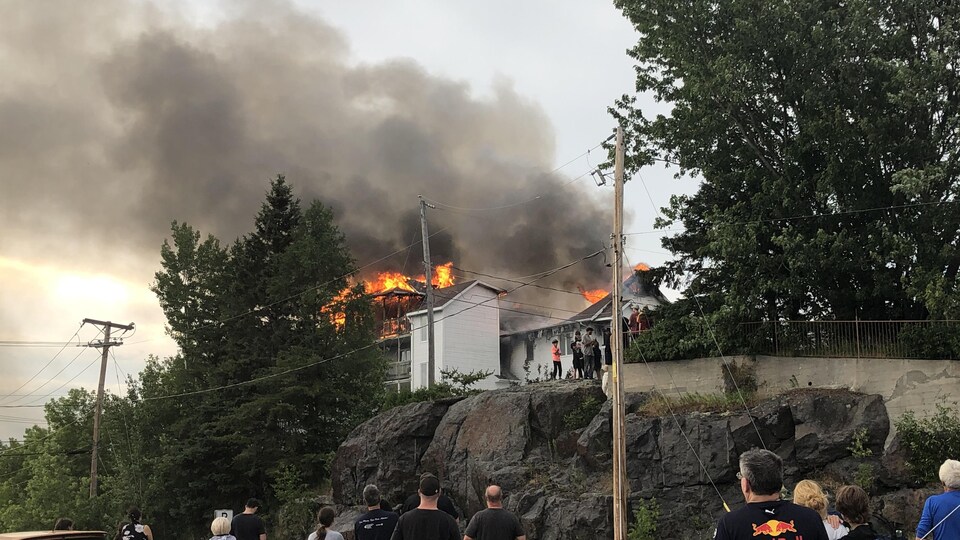 Un immeuble de six logements en feu à Jonquière.