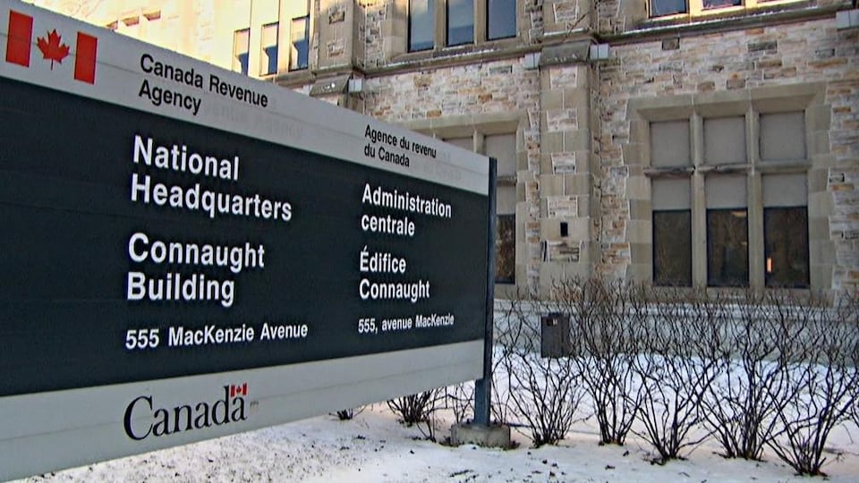Édifice en pierre de l'Agence du revenu du Canada.