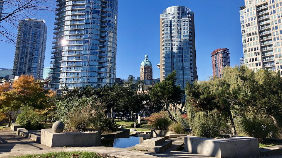 Six immeubles résidentiels et un parc au centre-ville de Vancouver.