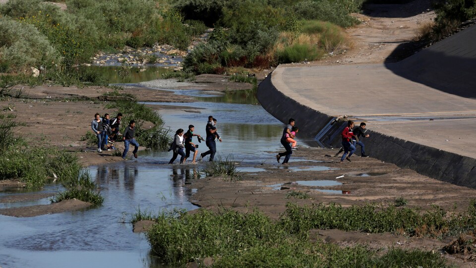 Une douzaine de migrants entrant illégalement aux États-Unis, vue du Mexique.